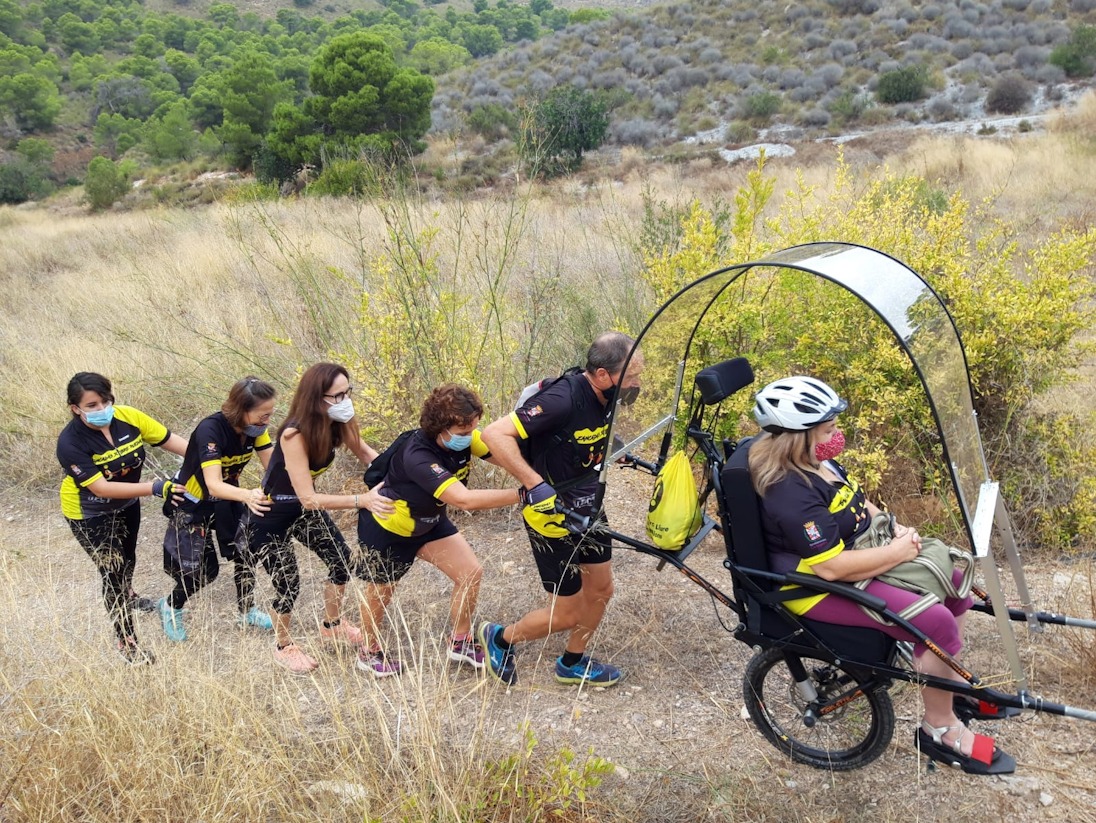 Grupo ayudando con la silla Julliete