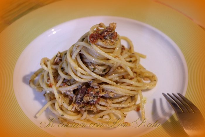 Spaghetti tonno e pomodori sott'olio
