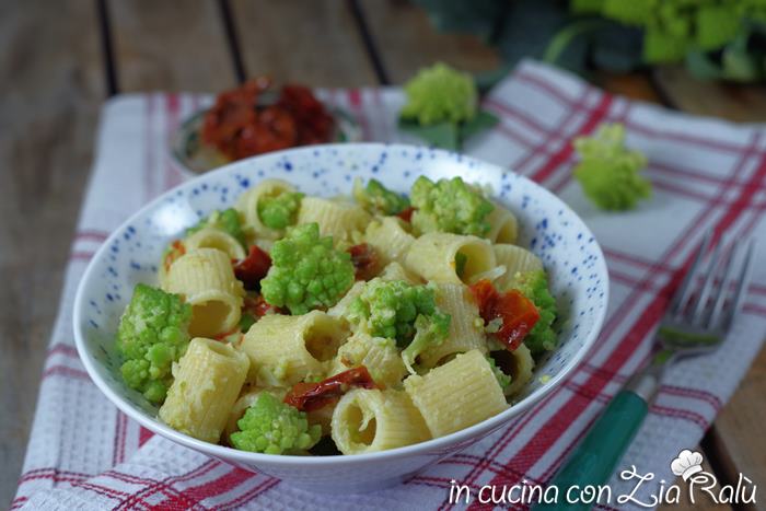 Pasta col broccolo romanesco e pomodori secchi sott'olio
