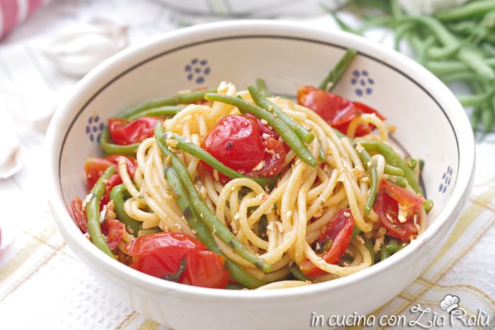 spaghetti ( o pasta ) con fagiolini alla pugliese