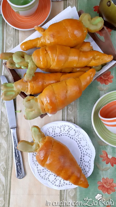Le brioche senza uova a forma di carota sono innanzi tutto delle brioche dolci all’olio, senza uova, senza lattosio, non sfogliate, e la cui forma è simile a delle carote.
