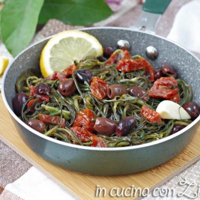 agretti in padella con olive taggiasche e pomodori secchi