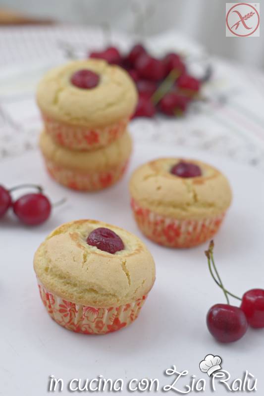 I muffin  senza glutine alle ciliegie sono dei dolcetti all’olio, senza burro, ideali per la colazione e la merenda leggeri e soffici.