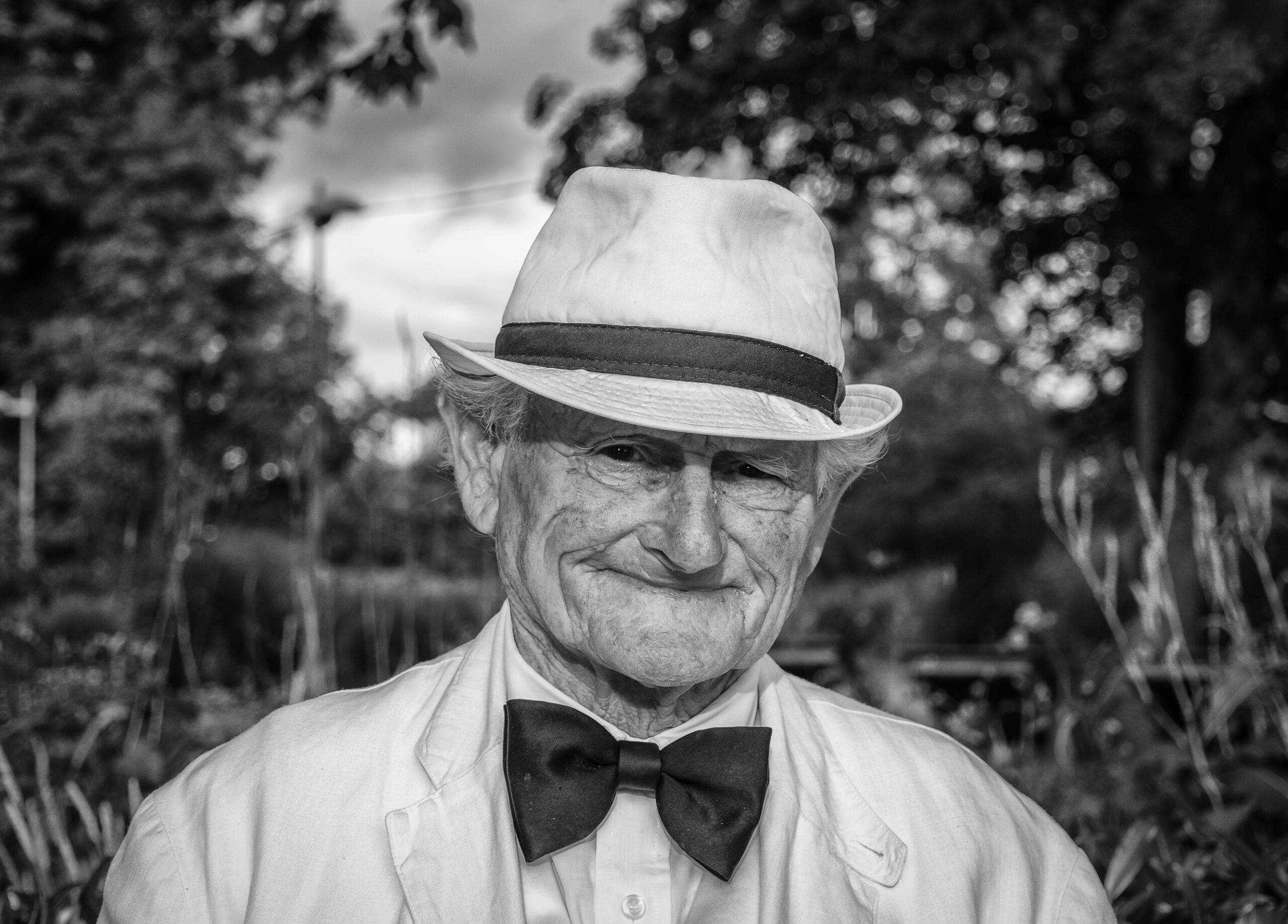 black-and-white-elderly-hat-160422