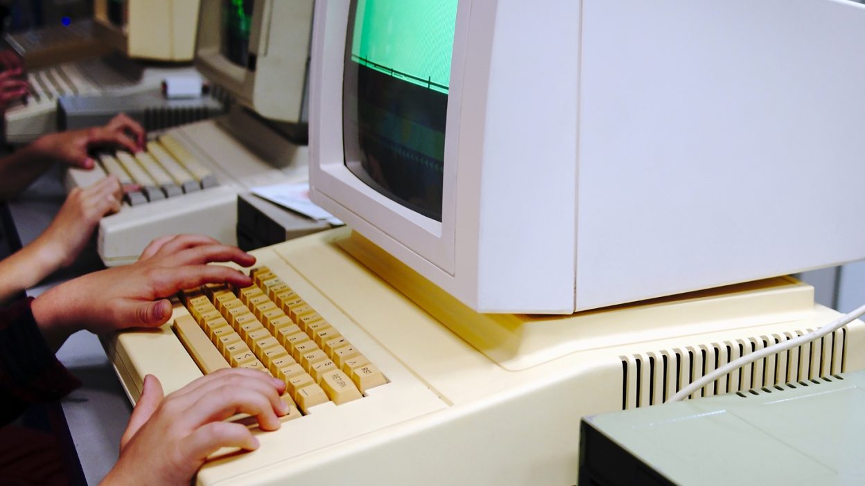 Popularni kompjuteri iz 1990-ih godina, uključujući modele kao što su IBM ThinkPad, Apple Macintosh i Commodore Amiga