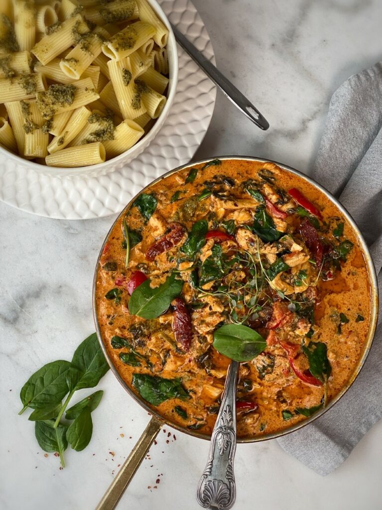 Krämig pasta med kyckling spenat & soltorkade tomater.