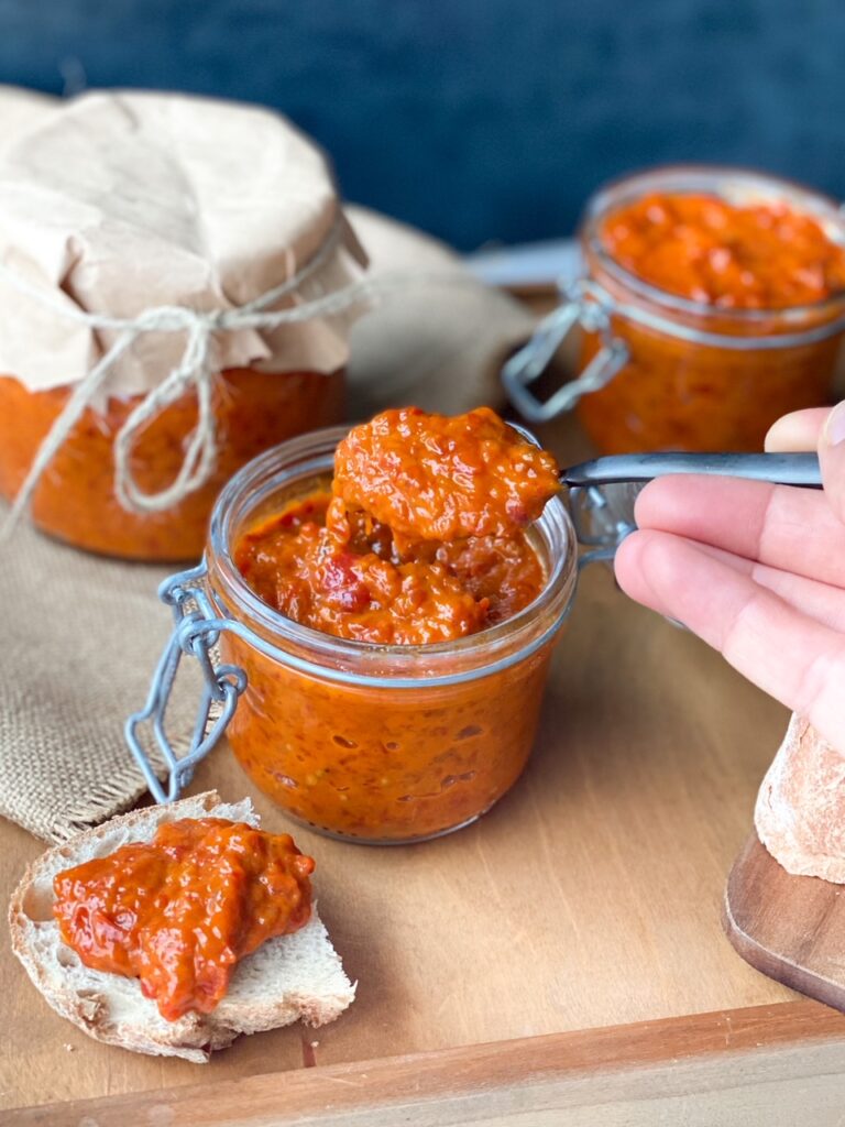 Qiz jinsiy aloqa paytida labini tishlaydi Onlayn erotik teatr