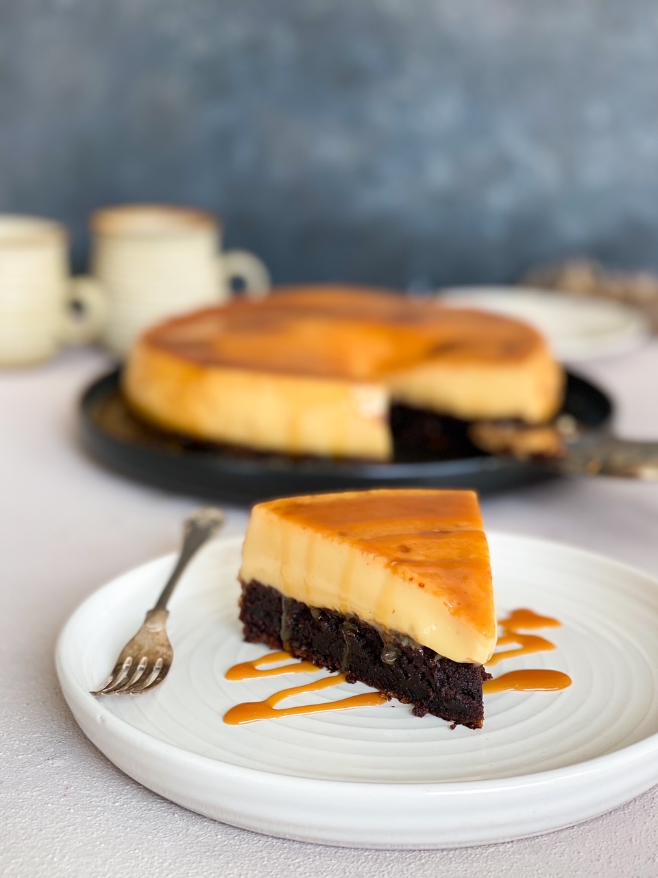 Brylepudding med karamellsås på en chokladkaka