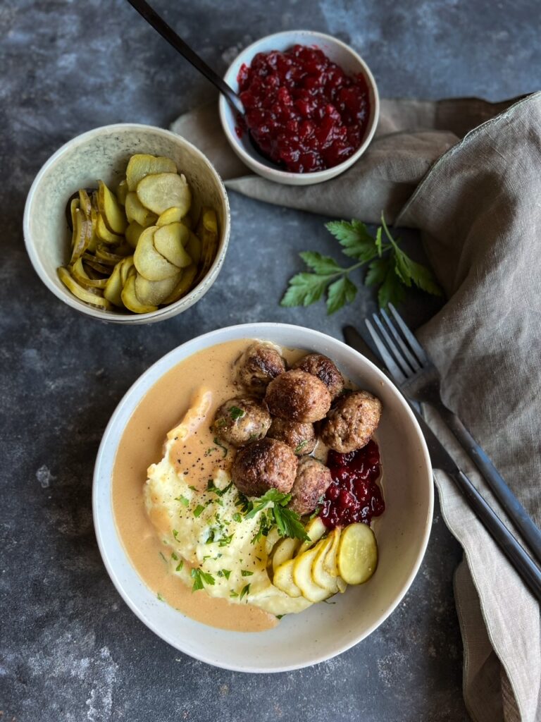 Köttbullar med hemgjord potatismos och brunsås