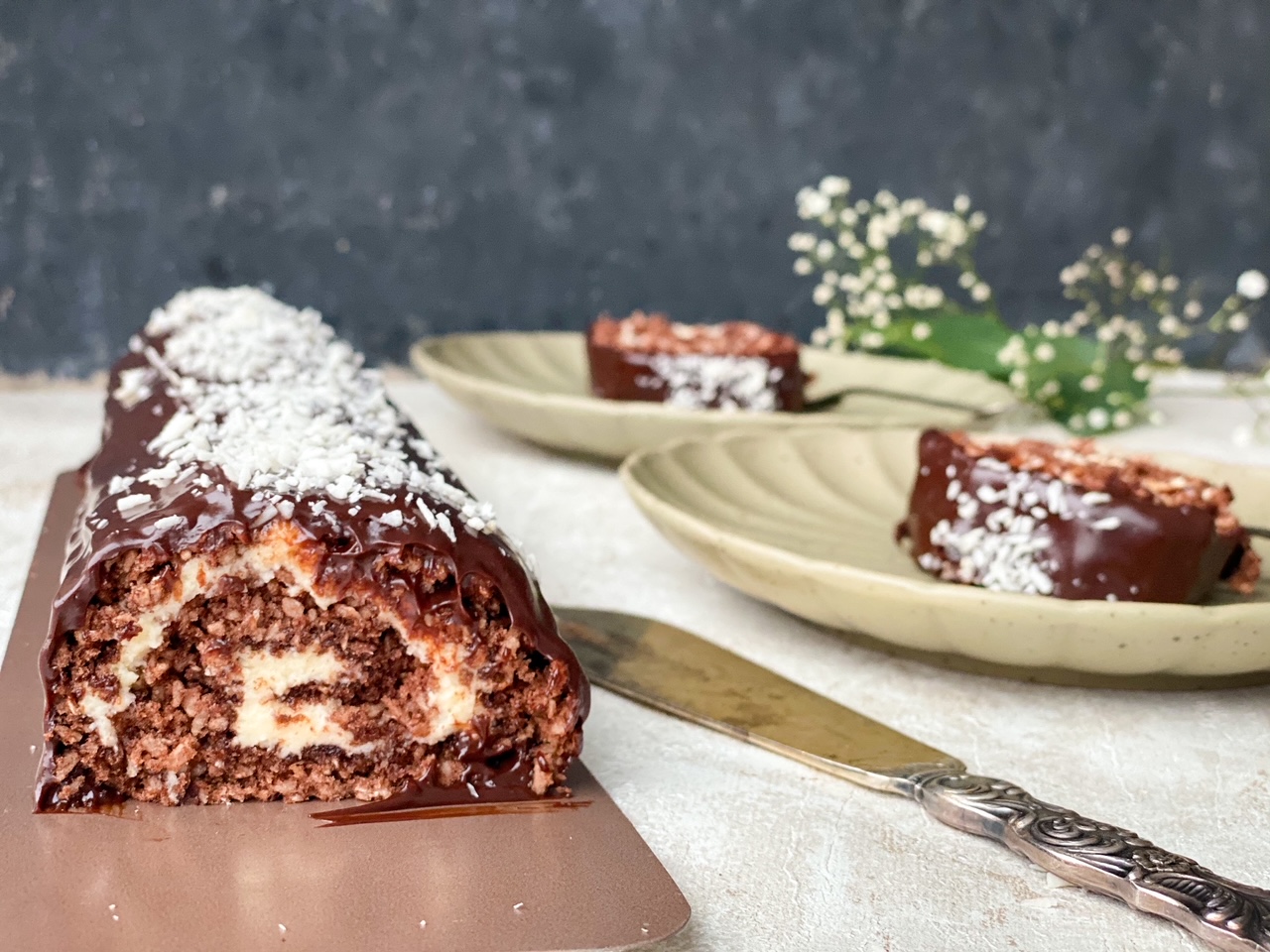 Kokosrulltårta med vaniljfrosting & chokladganachen.