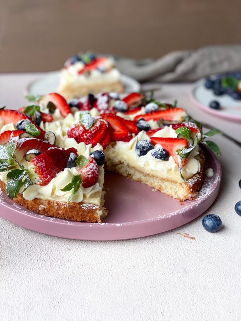 Kokostårta med vaniljkräm, grädde och jordgubbar