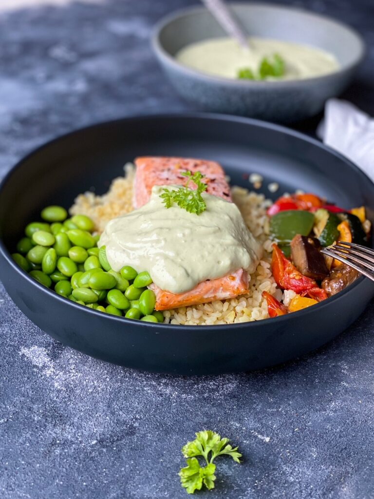 Ugnsbakad lax med krämig avokado-sås