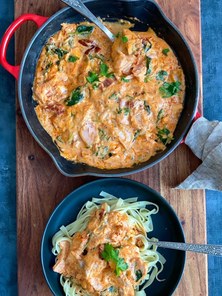 Laxpasta i en krämig sås med spenat och soltorkade tomater