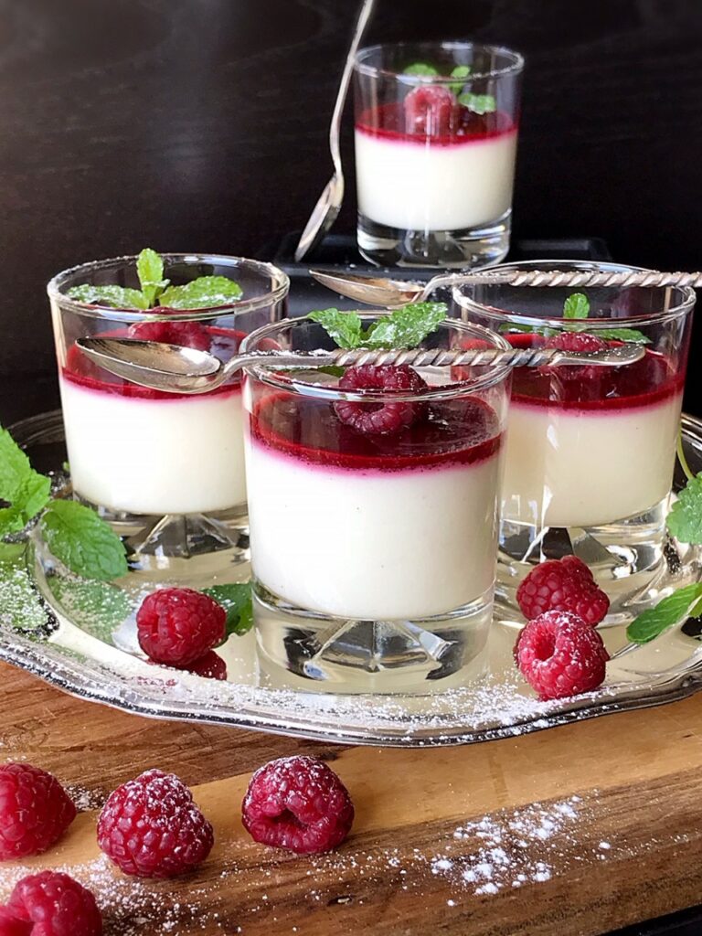 Yoghurt- pannacotta med hallon