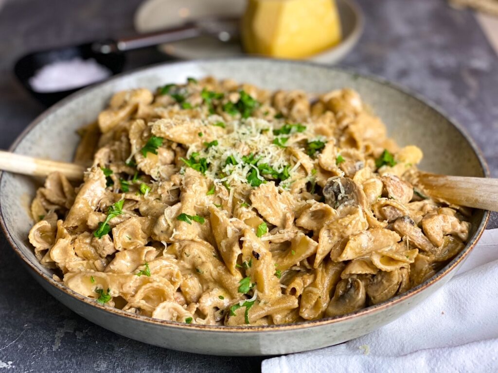 Krämig pasta med kyckling & champinjoner