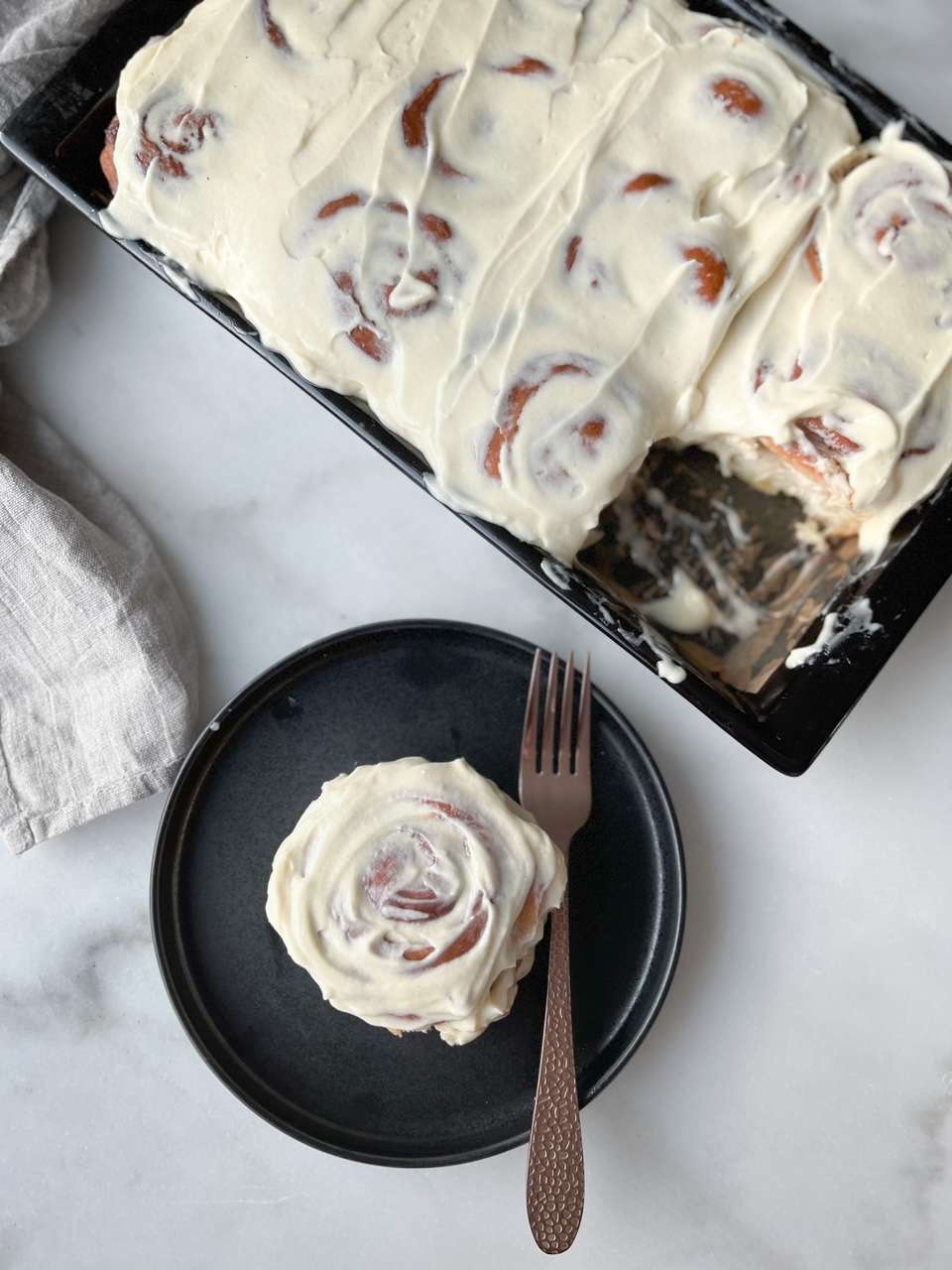 Cinnabons – kanelbullar i långpanna med frosting