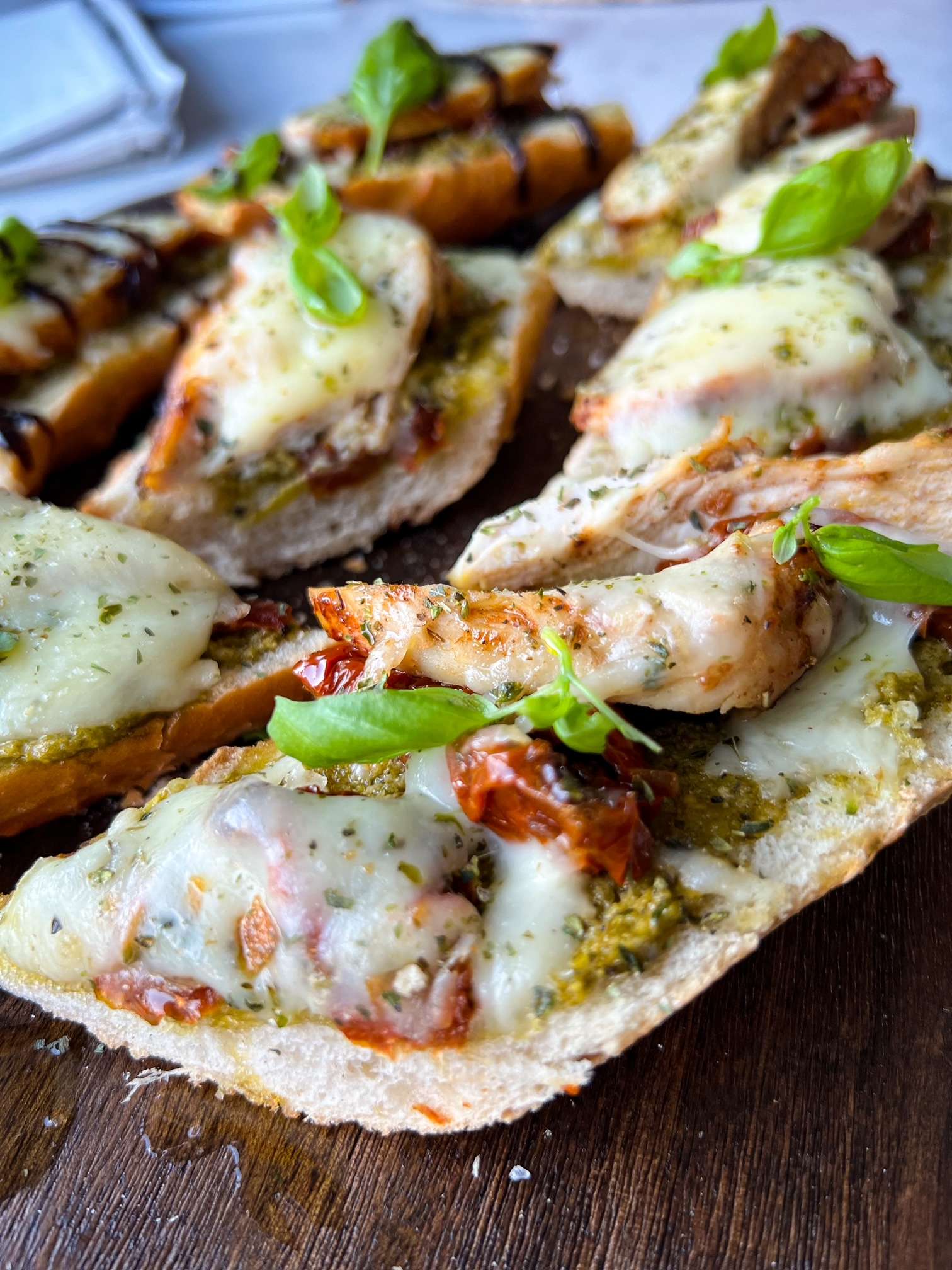 Kycklingmacka med pesto, soltorkade tomater och mozzarella