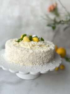 tårta med mangocurd och citronfrosting.