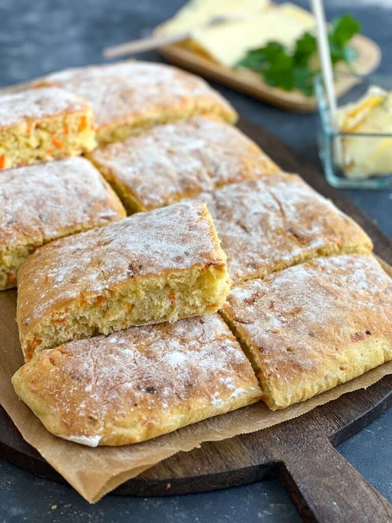 Knådfri morotsbröd i långpanna