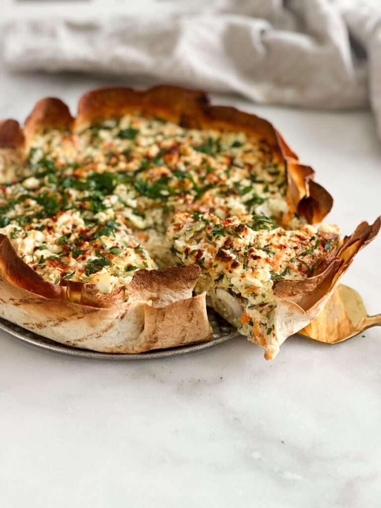 Zucchinipaj med fetaost i tortillabröd.