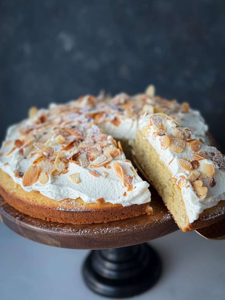 Semmelkaka är en mjuk saftig kaka med smak av semlor