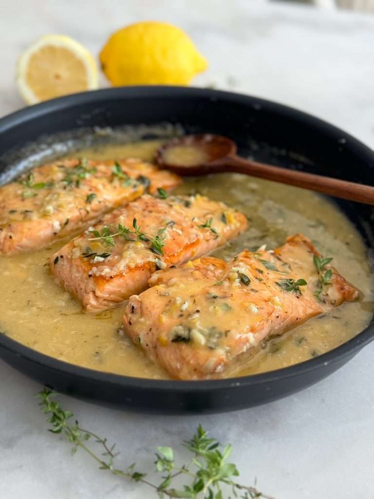 Bir qolida ikkita xorozni silkitish Bir qolida ikkita xorozni silkitish