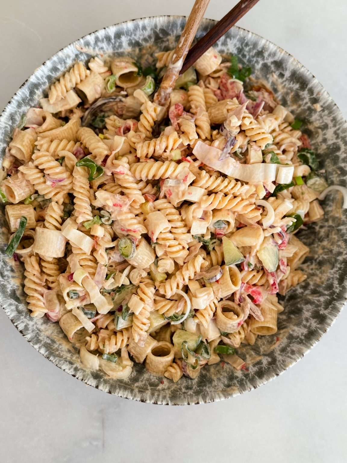 Krämig tonfisk pastasallad med sweet chili majo