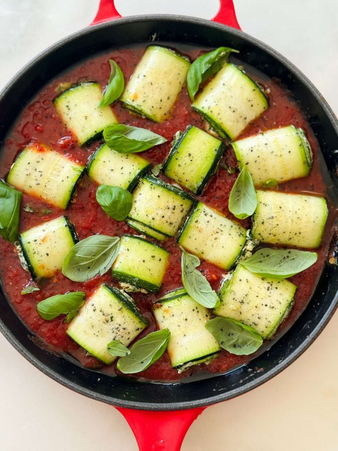 Semiz ayolning mushuki YouTubeda erkaning jildirashi tasvirlangan video