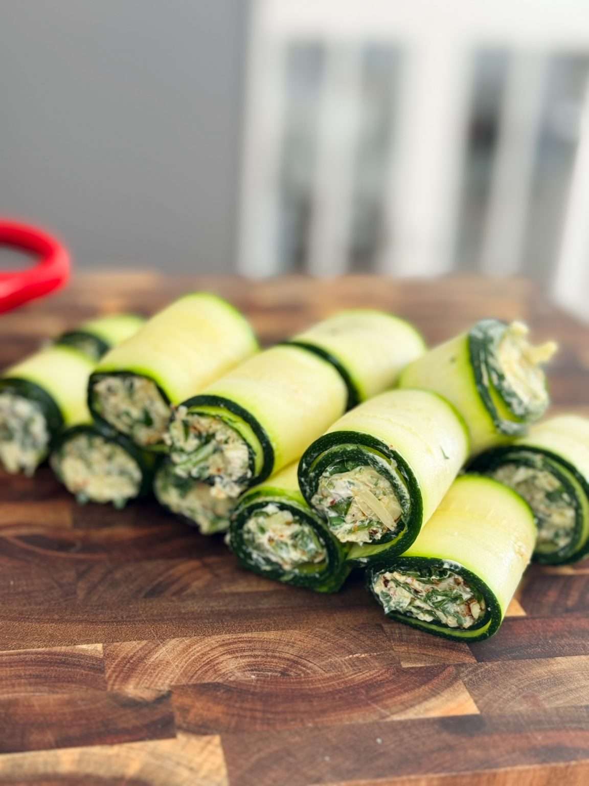 Ostfyllda Zucchinirullar i tomatsås