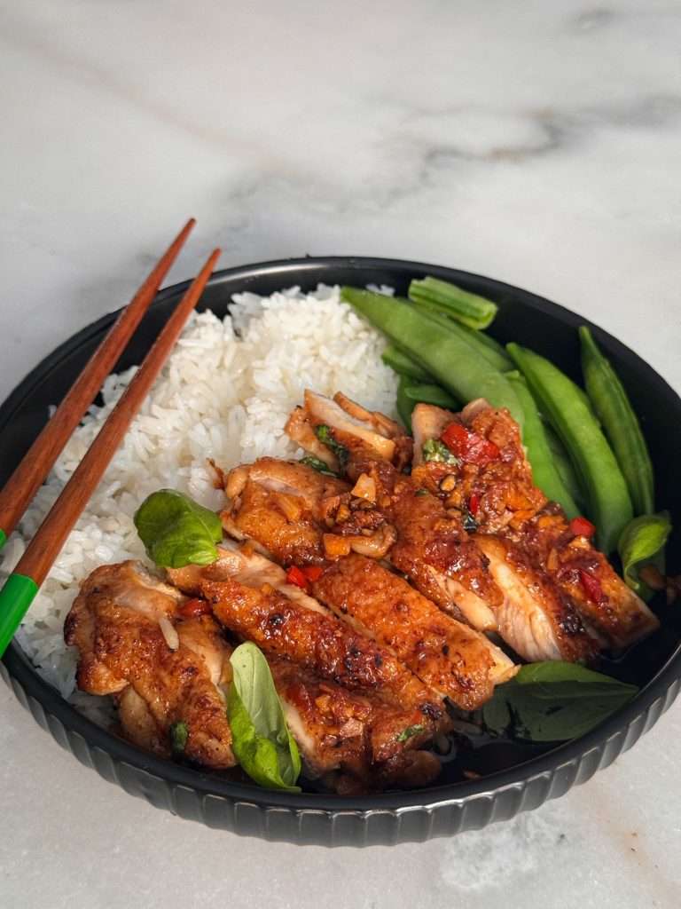 Yosh va chiroyli kokraklarini korsatadi