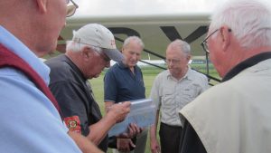 2016-06-25: OY-DYZ ankommer til Nyvang. Poul Eberhardt initiativtager til Flyve-Tjenesten får overrakt papirerne på Zonens ambulance fly. I midten Preben Rebsdorf, Fredericia og flyets pilot Ole Pedersen