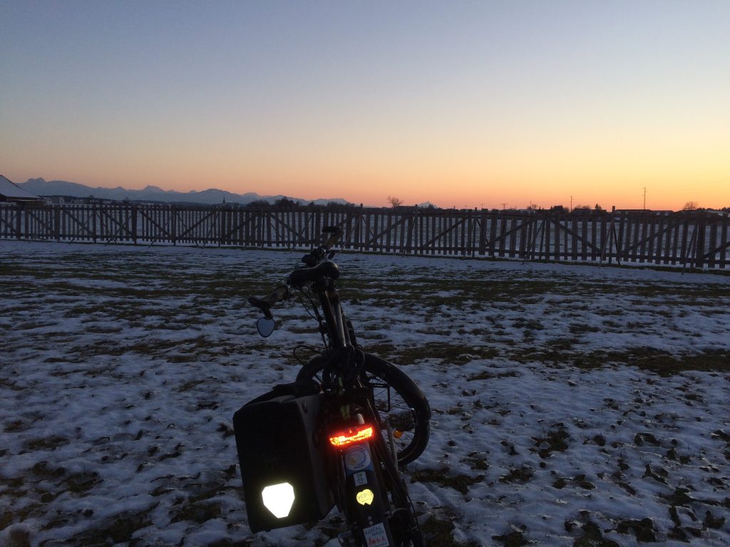 Rad im winterlichen Sonnenuntergang