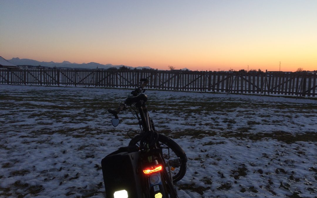 Rad im winterlichen Sonnenuntergang