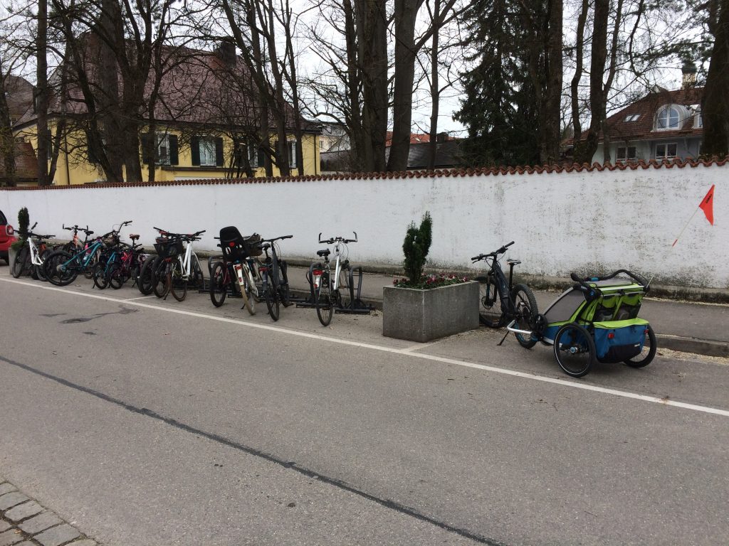 voll geparkte Fahrradständer