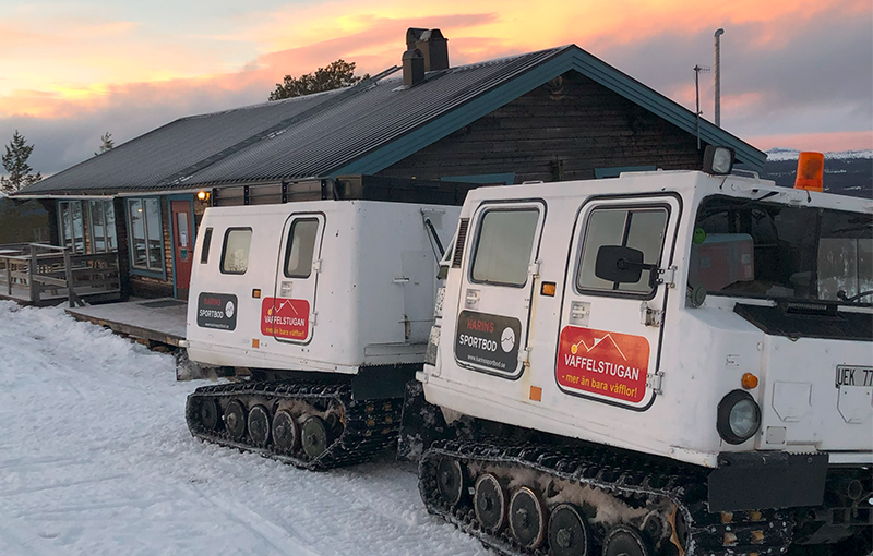 bandvagn-til-vaffelstugan Bandvagn på vej til Våffelstugan