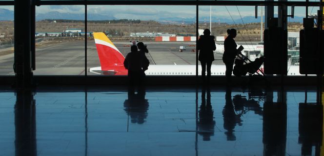 Casi 100.000 españoles abandonaron el país en 2015 | Economía | Cinco Días