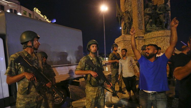 El rastro sangriento del golpe fallido en Turquía: Decenas de muertos y más de 1.000 de heridos – RT