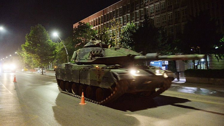 Turquía: Dos tanques golpistas pasan por encima del hombre que intentaba detenerlos (FUERTE VIDEO) – RT