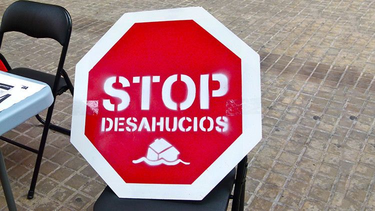 España: La policía destroza una vivienda para desahuciar a una mujer y su hija menor de edad – RT