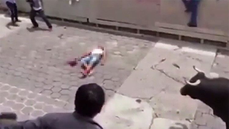 México: Terrible embestida de toro lanza a un joven por los aires (FUERTE VIDEO +18) – RT