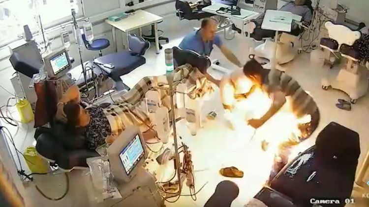 FUERTE VIDEO: Un hombre quema vivos a varios pacientes de un hospital – RT