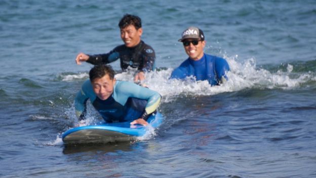 La extraordinaria y poco conocida experiencia de hacer surf en Corea del Norte – BBC Mundo