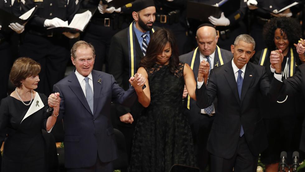 George W. Bush baila y ríe durante el funeral de los policías muertos en Dallas.