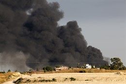 Un devastador incendio destruye la factoría de Ybarra en Dos Hermanas