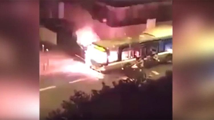 VIDEO: varios jóvenes incendian un autobús en París al grito de «Allahu akbar» – RT