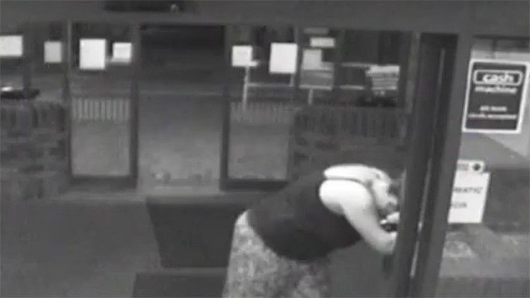 Video: Una mujer da a luz en la entrada del hospital en menos de un minuto mientras su marido aparca – RT