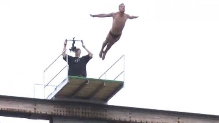 VIDEO: Un deportista esloveno fallece al realizar un salto desde un puente (18+) – RT