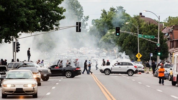 FUERTES IMÁGENES: Un coche atropella a un manifestante de Black Lives Matter en EE.UU. – RT