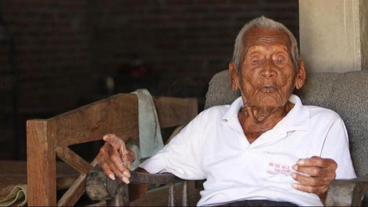 Un indonesio asegura que cumplió 145 años y tiene lista su tumba desde 1992 – RT