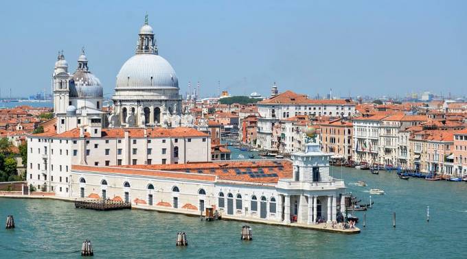 Musulmanes escupen sobre hostia consagrada y rompen crucifijo en iglesias de Venecia